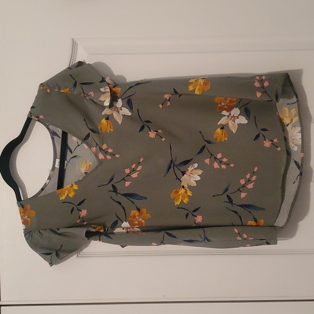 Old Navy short sleeve blouse. Size large. Green floral.
